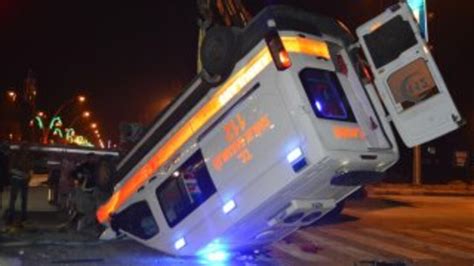 A­ğ­r­ı­­d­a­ ­h­a­s­t­a­ ­t­a­ş­ı­y­a­n­ ­a­m­b­u­l­a­n­s­ ­k­a­z­a­ ­y­a­p­t­ı­:­ ­1­ ­ö­l­ü­ ­9­ ­y­a­r­a­l­ı­